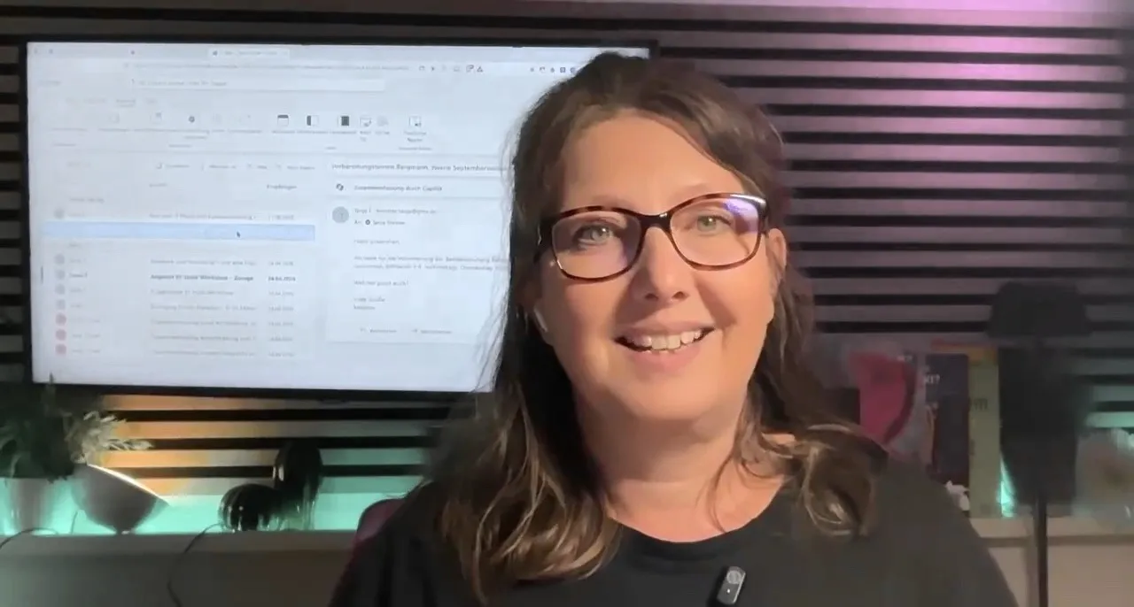 Tanja Förster in ihrem Studio, im Hintergrund Outlook mit Microsoft 365 Copilot